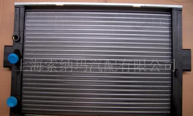 依維柯IVECO汽車水箱40（圖）—— 機(jī)械設(shè)備中的關(guān)鍵冷卻組件